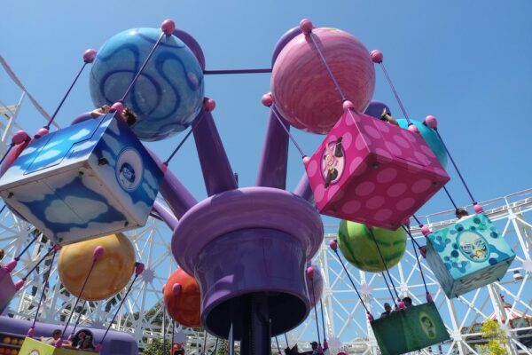 ¿Qué juegos hay para niños en Disneyland California?